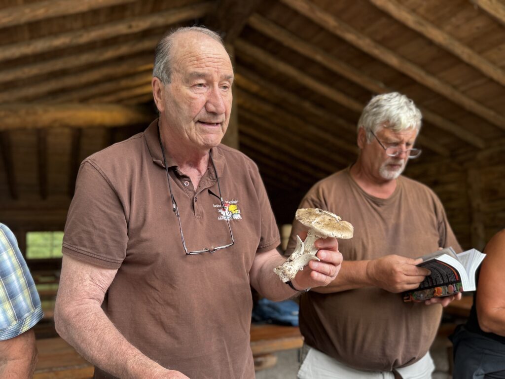 Aujourd’hui encore, Jean-Michel Faibella continue de s’impliquer dans les échanges et de suivre les évolutions du domaine. Il reste une figure incontournable, une mémoire vivante, au sein de la mycologie valaisanne.